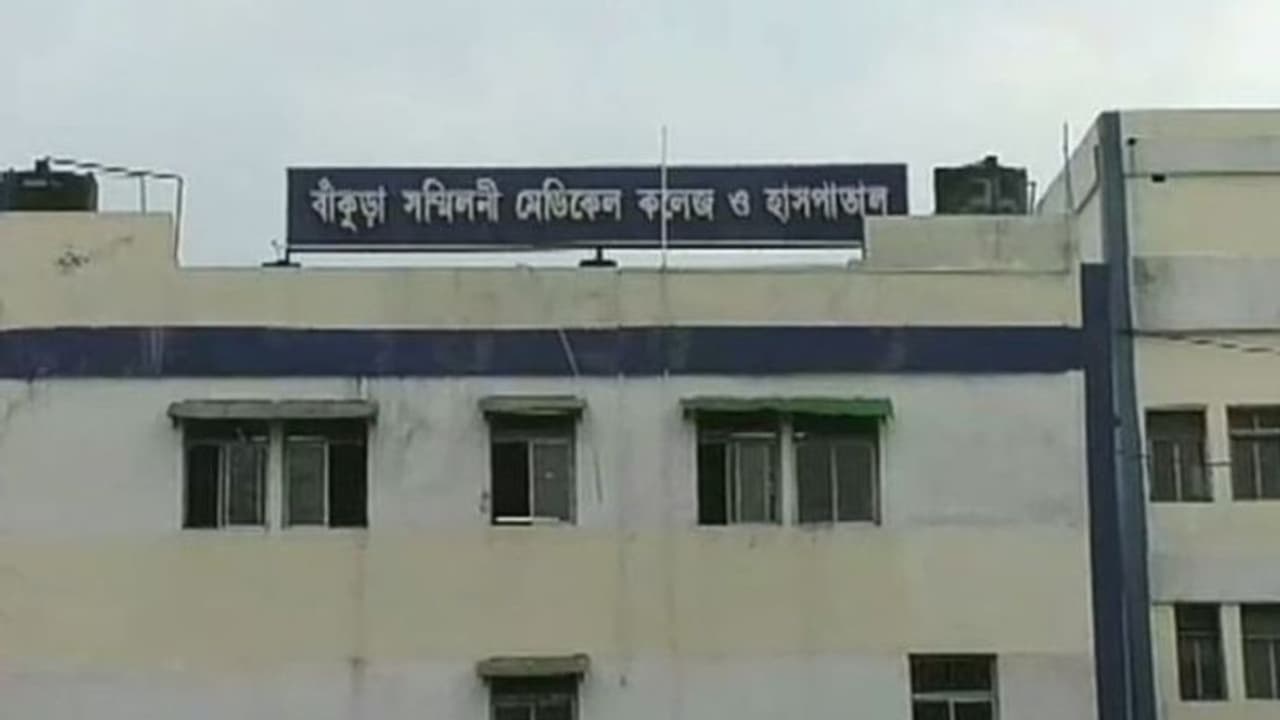 ইংল্যান্ড থেকে ফিরেই 'করোনা'র কবলে, হাসপাতালে ভর্তি চিকিৎসক ইংল্যান্ড থেকে ফিরেই 'করোনা'র কবলে, হাসপাতালে ভর্তি চিকিৎসক