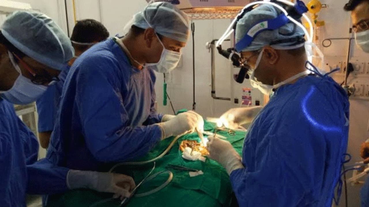 मरते मरते 3 लोगों की जिंदगी बचा गया एक मजदूर, लोग बोले वह हमारे लिए भगवान से कम नहीं था मरते मरते 3 लोगों की जिंदगी बचा गया एक मजदूर, लोग बोले वह हमारे लिए भगवान से कम नहीं था