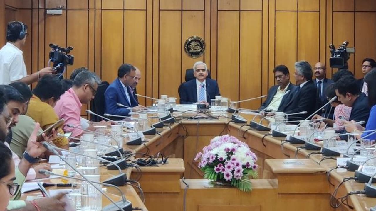 RBI गवर्नर ने कहा, यस बैंक के रूपरेखा पर काम जारी, जमाकर्ता 18 मार्च से निकाल सकेंगे पैसा RBI गवर्नर ने कहा, यस बैंक के रूपरेखा पर काम जारी, जमाकर्ता 18 मार्च से निकाल सकेंगे पैसा