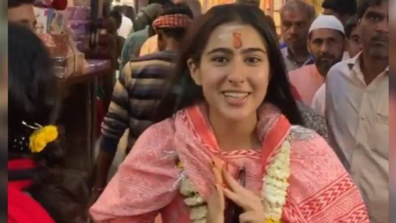 വാരണസിയിലെ തെരുവില് ടൂര് ഗൈഡായി സാറാ അലി ഖാന്; ഇത് വേറെ ലെവലെന്ന് ആരാധകര് വാരണസിയിലെ തെരുവില് ടൂര് ഗൈഡായി സാറാ അലി ഖാന്; ഇത് വേറെ ലെവലെന്ന് ആരാധകര്