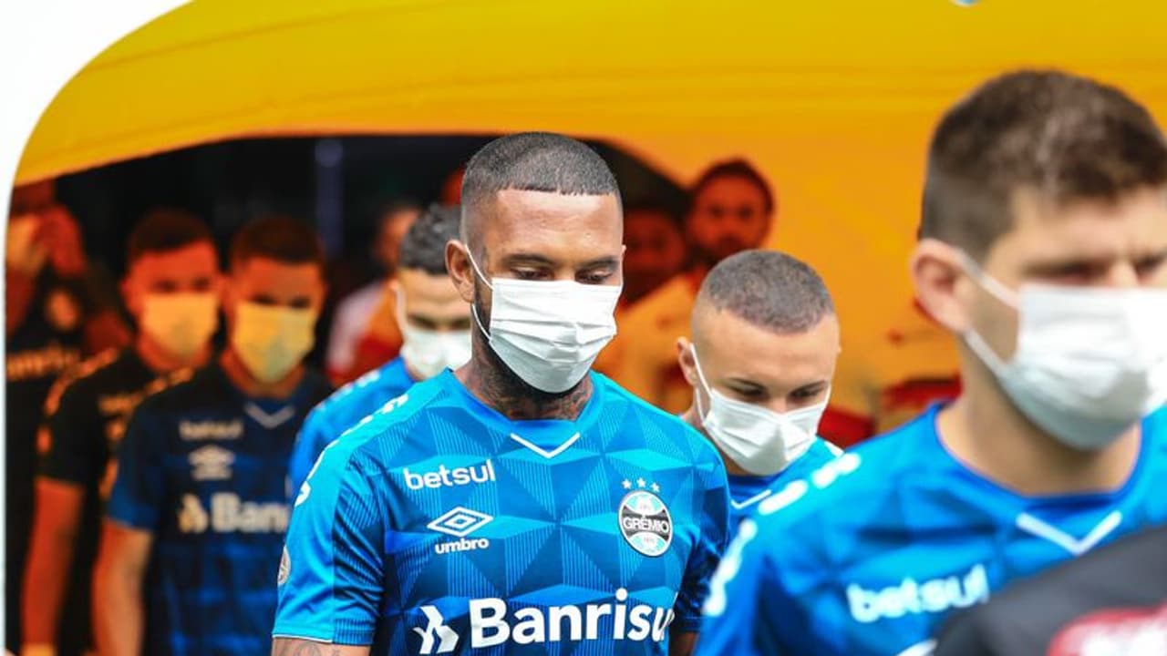 കൊവിഡ് 19: മാസ്ക് ധരിച്ച് ബ്രസീലിയന് ക്ലബ്ബിന്റെ പ്രതിഷേധം കൊവിഡ് 19: മാസ്ക് ധരിച്ച് ബ്രസീലിയന് ക്ലബ്ബിന്റെ പ്രതിഷേധം