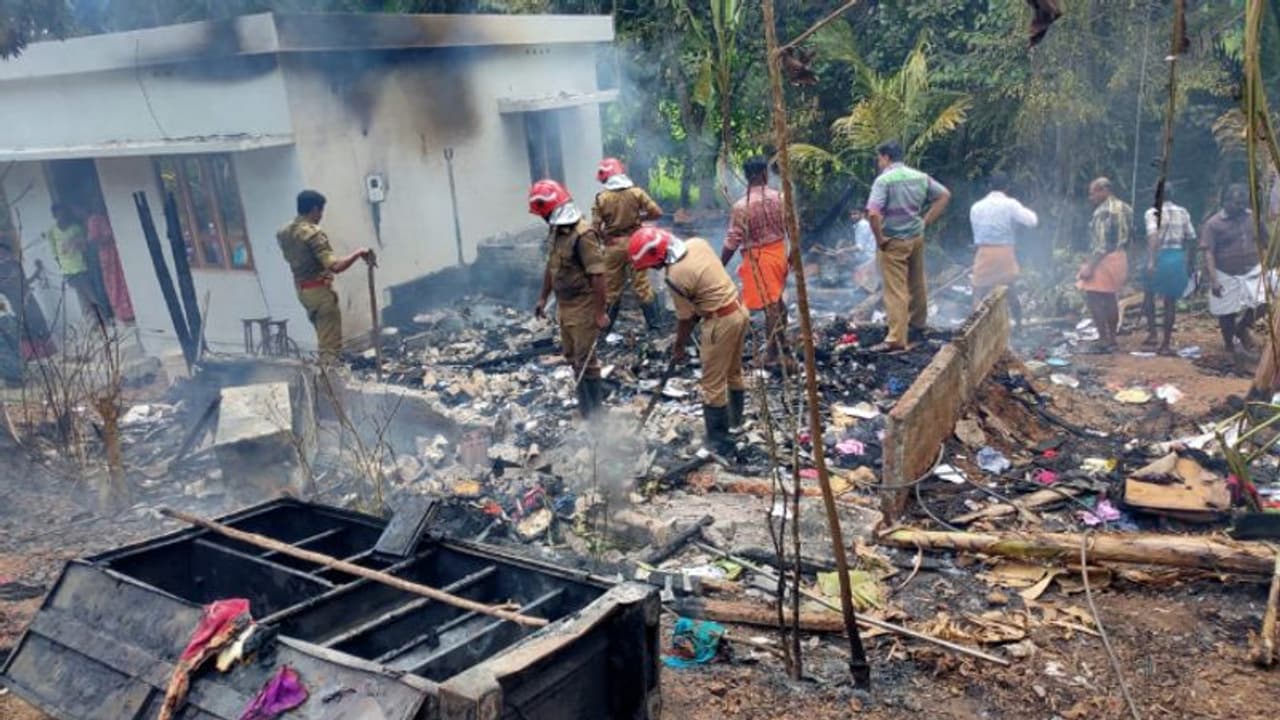 ചെങ്ങന്നൂരില് വീടിന് തീ പിടിച്ചു, 15 ലക്ഷത്തിന്റെ നാശനഷ്ടം; കുടുംബം പെരുവഴിയില് ചെങ്ങന്നൂരില് വീടിന് തീ പിടിച്ചു, 15 ലക്ഷത്തിന്റെ നാശനഷ്ടം; കുടുംബം പെരുവഴിയില്