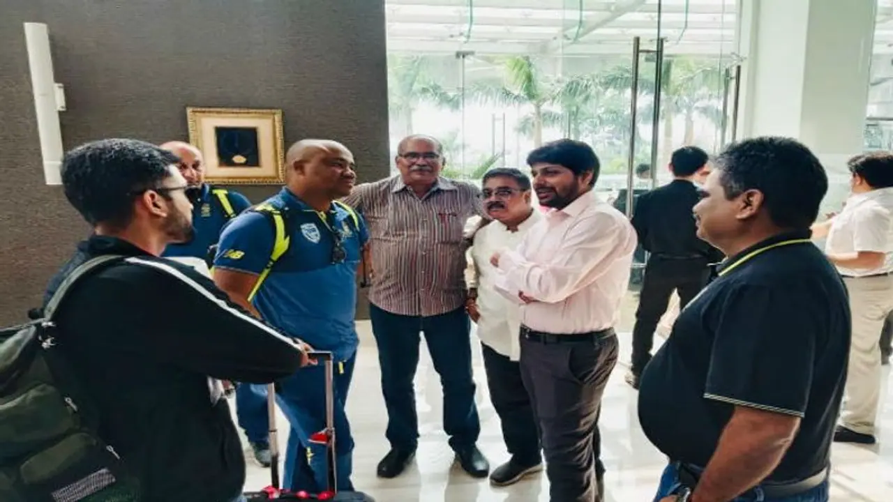 কলকাতায় দক্ষিণ আফ্রিকা ক্রিকেট দল, তাদের স্বাগত জানালেন সিএবি সভাপতি কলকাতায় দক্ষিণ আফ্রিকা ক্রিকেট দল, তাদের স্বাগত জানালেন সিএবি সভাপতি