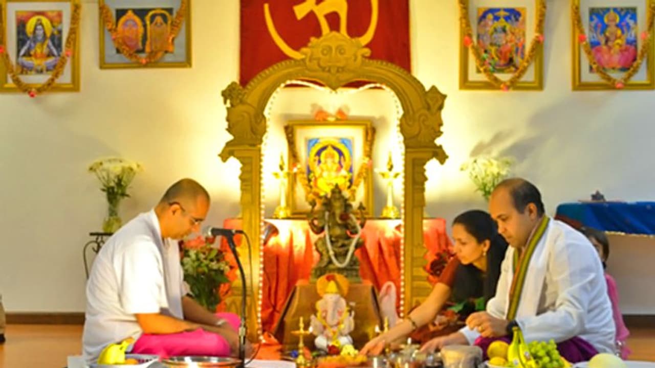 पूजा करते समय जाने अनजाने में हो जाए कोई गलती तो अंत में 1 मंत्र जरूर बोलें पूजा करते समय जाने अनजाने में हो जाए कोई गलती तो अंत में 1 मंत्र जरूर बोलें