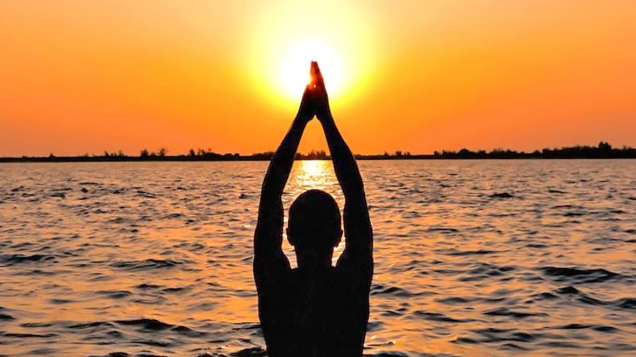 রবিবার এই পদ্ধতিতে সূর্যদেবের আরাধনা, মুক্তি দেবে সকল দুর্দশা থেকে রবিবার এই পদ্ধতিতে সূর্যদেবের আরাধনা, মুক্তি দেবে সকল দুর্দশা থেকে