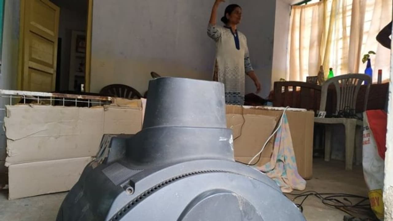 കാട്ടാനക്കൂട്ടം മൂന്ന് മണിക്കൂറോളം വീടിന് മുന്നില്, കുട്ടിയാന വീടിനുള്ളില്, ഭയന്ന് വിറച്ച് വീട്ടമ്മയും മകനും കാട്ടാനക്കൂട്ടം മൂന്ന് മണിക്കൂറോളം വീടിന് മുന്നില്, കുട്ടിയാന വീടിനുള്ളില്, ഭയന്ന് വിറച്ച് വീട്ടമ്മയും മകനും