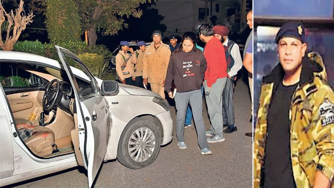 सड़क पर खड़ी कार को देखकर लगी भीड़..अंदर फैला था खून, एक सनीसनीखेज क्राइम सड़क पर खड़ी कार को देखकर लगी भीड़..अंदर फैला था खून, एक सनीसनीखेज क्राइम