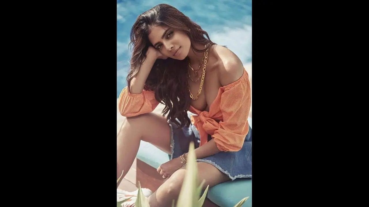 மார்பில் தொங்கும் சங்கிலி... வரம்பு மீறும் பைங்கிளி... மிச்சம் காட்ட மாளவிகா மோகனனிடம் இனி என்ன இருக்கு..? மார்பில் தொங்கும் சங்கிலி... வரம்பு மீறும் பைங்கிளி... மிச்சம் காட்ட மாளவிகா மோகனனிடம் இனி என்ன இருக்கு..?