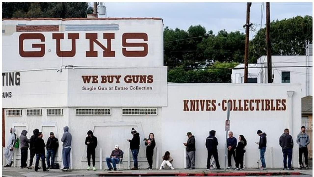 കൊവിഡ് 19 ഭീതിക്കിടെ അമേരിക്കക്കാർ പലരും തോക്കുകൾ വാങ്ങിക്കൂട്ടുന്നു, കാരണം ഇതാണ്...