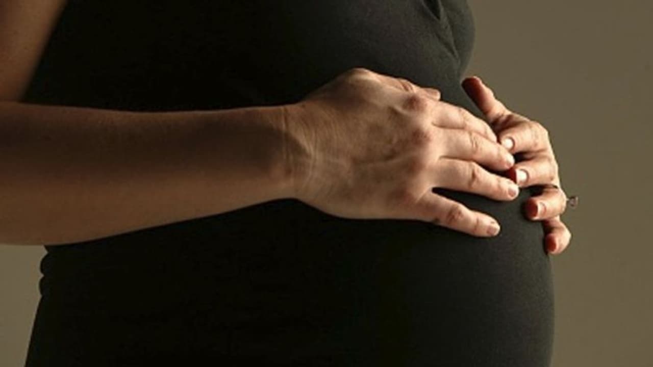 അമ്മയിൽ നിന്ന് നവജാതശിശുക്കളിലേക്ക് കൊറോണ വൈറസ് പകരുമോ?