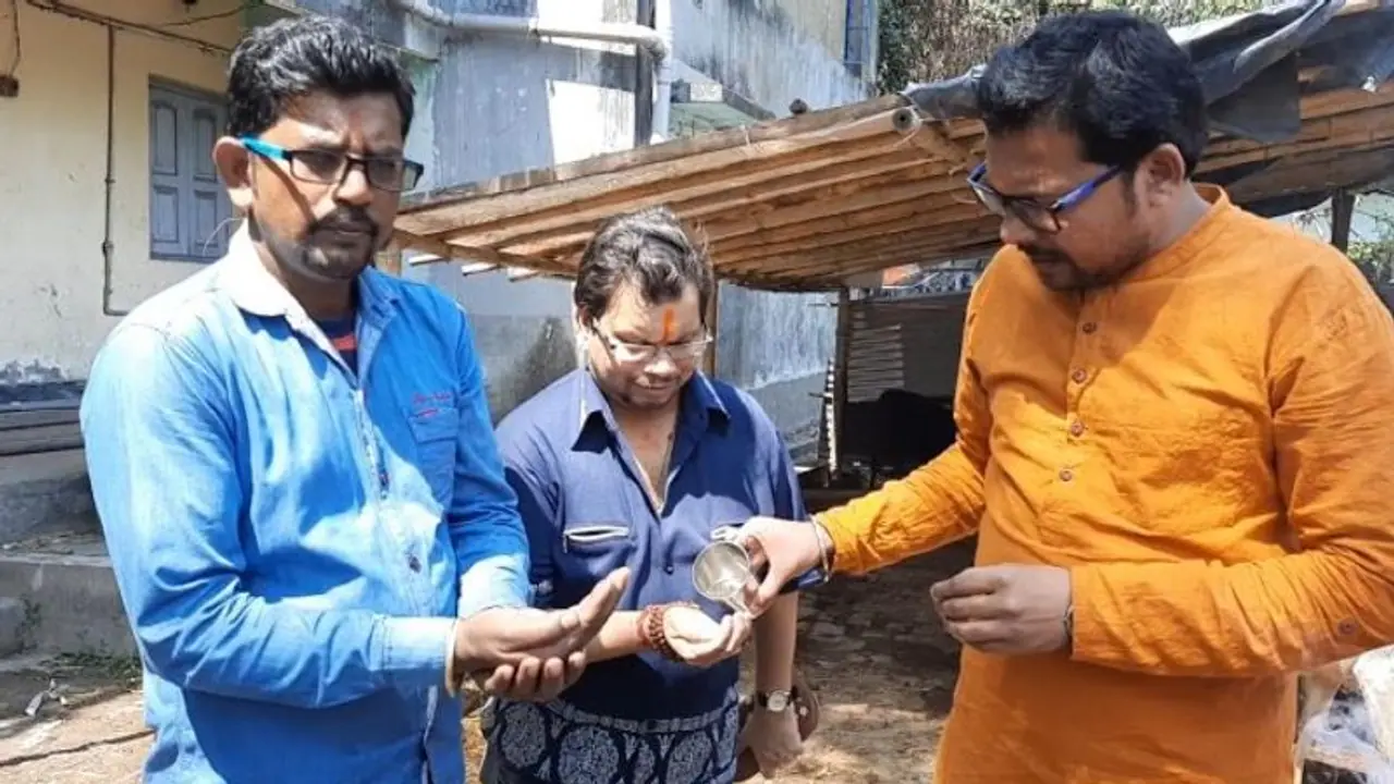 করোনার মতোই ছোঁয়াচে হয়ে উঠেছে 'গোমূত্র পান', এবার তালিকায় রায়গঞ্জ করোনার মতোই ছোঁয়াচে হয়ে উঠেছে 'গোমূত্র পান', এবার তালিকায় রায়গঞ্জ