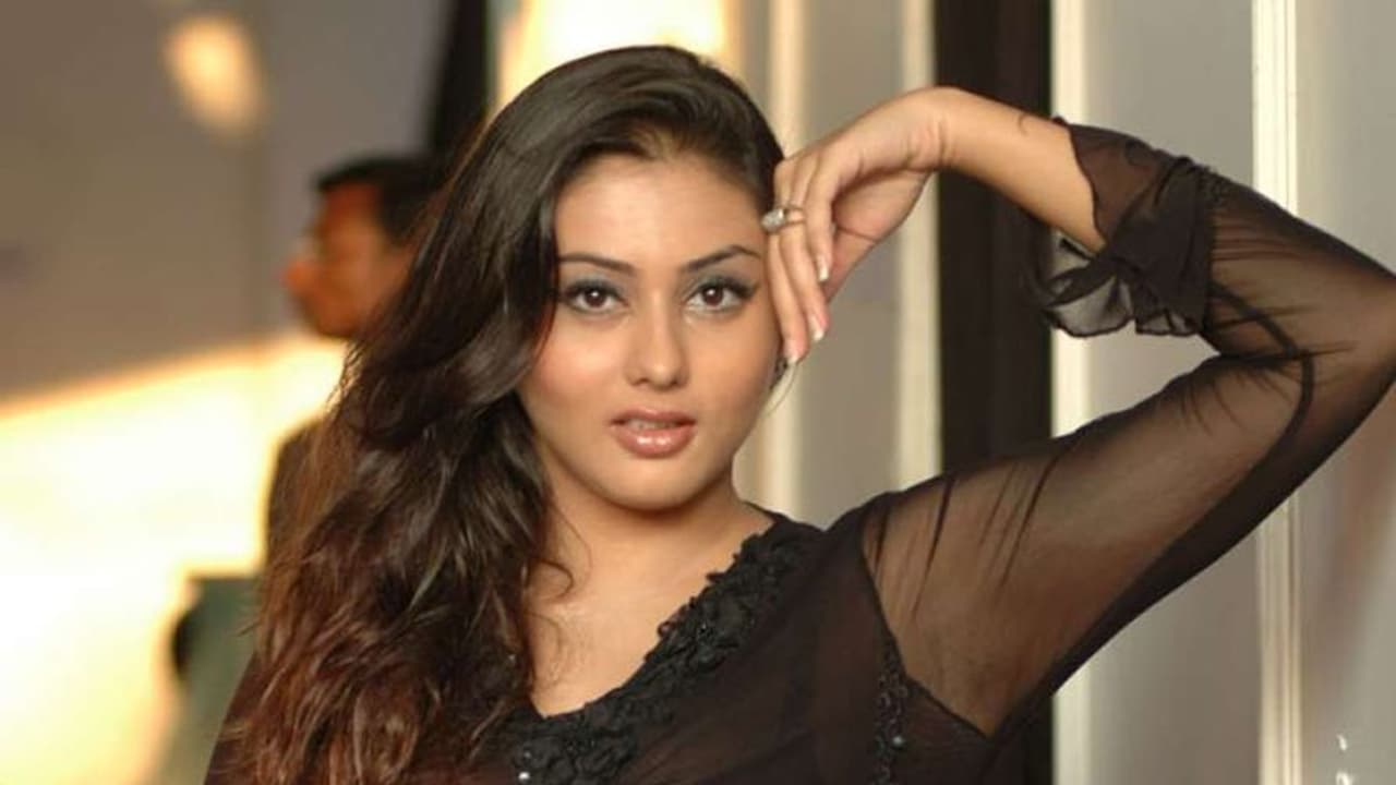 ''ഹായ് ഐറ്റം എന്ന് വിളിച്ചായിരുന്നു എല്ലാത്തിന്റെയും തുടക്കം" ; യുവാവിന്റെ ഭീഷണിക്കെതിരെ നമിത ''ഹായ് ഐറ്റം എന്ന് വിളിച്ചായിരുന്നു എല്ലാത്തിന്റെയും തുടക്കം" ; യുവാവിന്റെ ഭീഷണിക്കെതിരെ നമിത