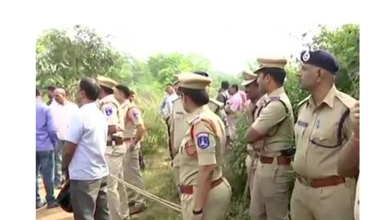 వీఆర్ఎస్కు దరఖాస్తు చేసుకున్న దిశా కేసు విచారణ అధికాారి.. కారణమిదేనా..? వీఆర్ఎస్కు దరఖాస్తు చేసుకున్న దిశా కేసు విచారణ అధికాారి.. కారణమిదేనా..?