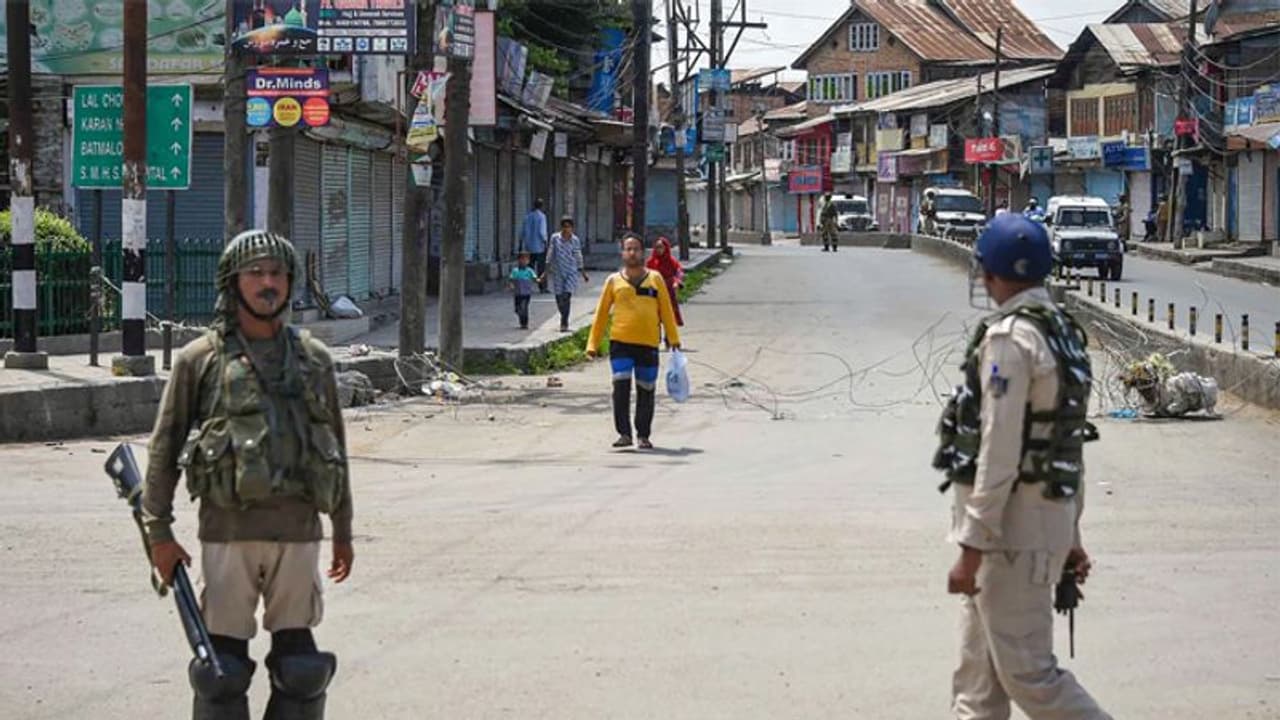 कश्मीर में धारा 370 हटने के बाद हिरासत में लिए गए 450 लोग : गृह राज्य मंत्री कश्मीर में धारा 370 हटने के बाद हिरासत में लिए गए 450 लोग : गृह राज्य मंत्री