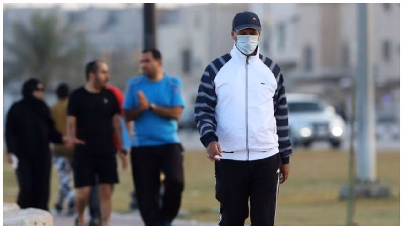 റിയാദില് നഗരസഭ സൗജന്യമായി സാനിറ്റൈസർ വിതരണം ചെയ്യുന്നു റിയാദില് നഗരസഭ സൗജന്യമായി സാനിറ്റൈസർ വിതരണം ചെയ്യുന്നു