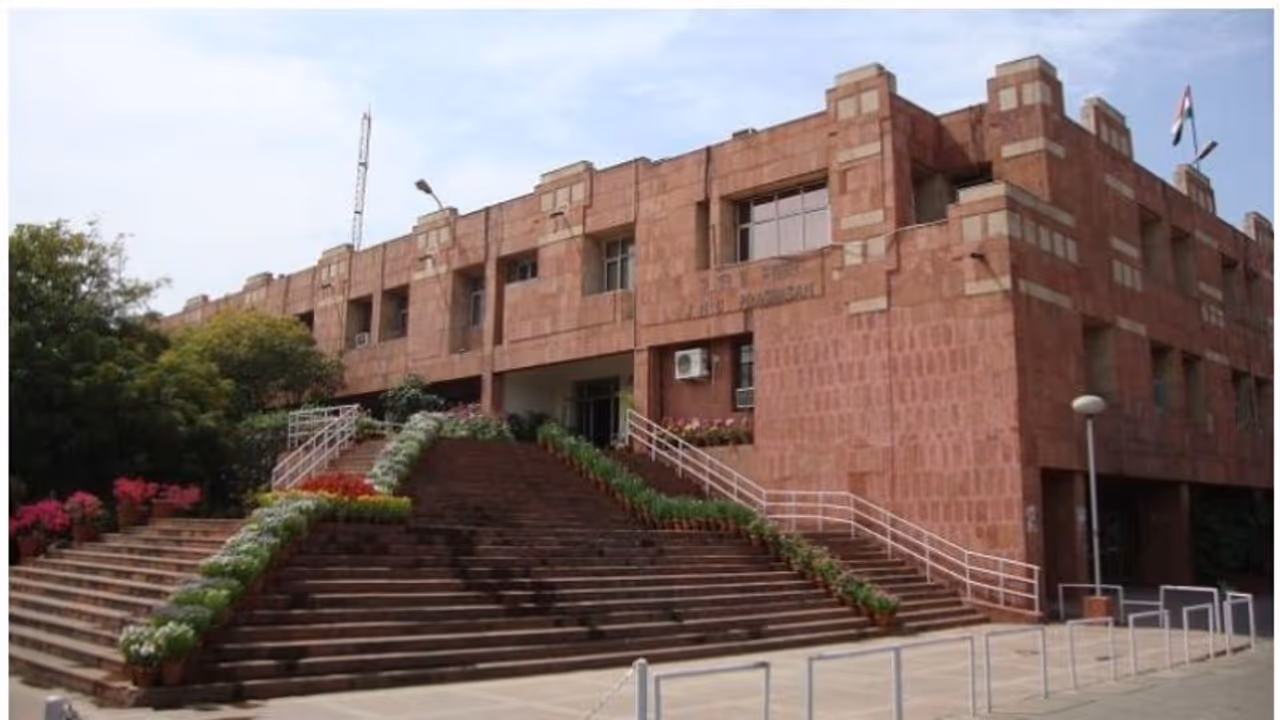JNU में सावरकर के नाम पर सड़क, नाराज स्टूडेंट यूनियन ने यूनिवर्सिटी प्रशासन की आलोचना की