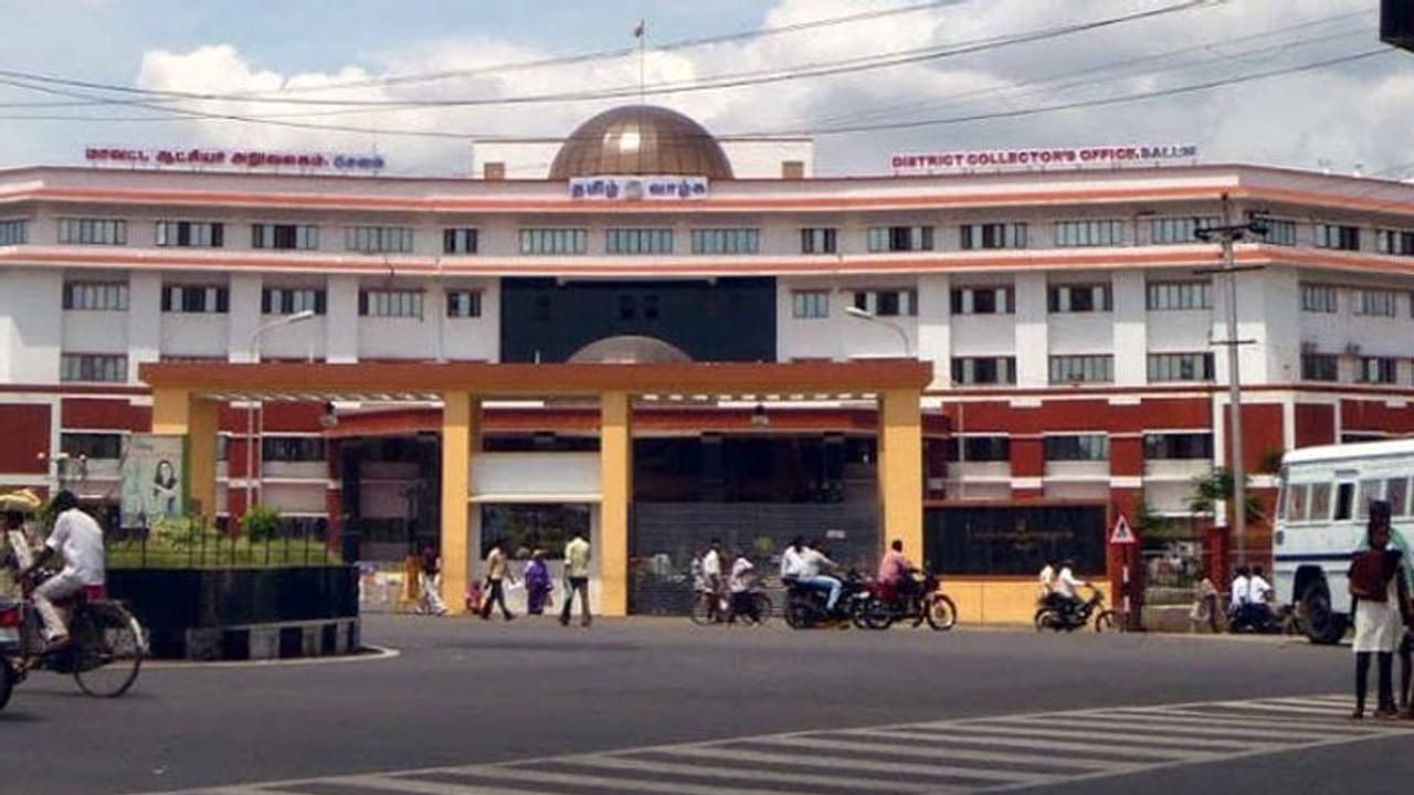 உணவில் மலத்தை அள்ளி வீசிய ஆதிக்க சாதியினர் ஆட்சியர் அலுவலகத்தில் கதறிய குடும்பத்தினர்