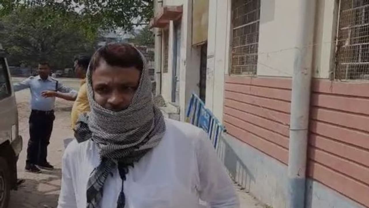 করোনার 'প্রতিষেধক' হিসেবে গোমূত্র বিক্রি, ডানকুনিতে গ্রেফতার ব্যবসায়ী করোনার 'প্রতিষেধক' হিসেবে গোমূত্র বিক্রি, ডানকুনিতে গ্রেফতার ব্যবসায়ী