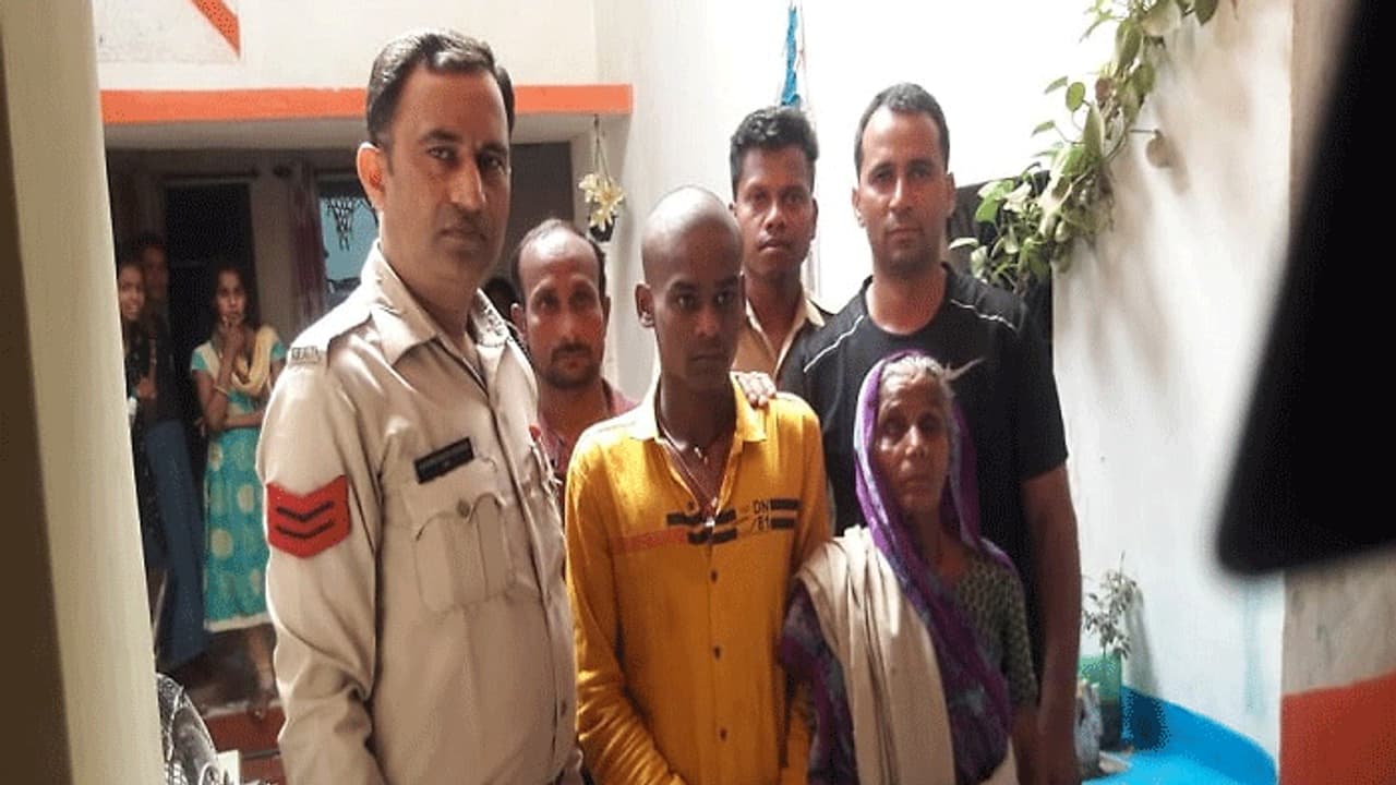 सुसाइड करने 70 फिट ऊपर पेड़ पर चढ़ा युवक, ऐन वक्त पर एक 500 के नोट ने बचाई उसकी जान सुसाइड करने 70 फिट ऊपर पेड़ पर चढ़ा युवक, ऐन वक्त पर एक 500 के नोट ने बचाई उसकी जान