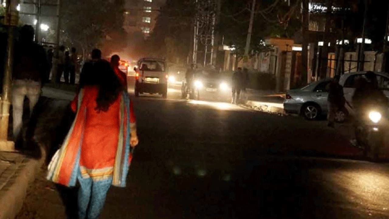 मलेशिया से छुट्टियां मनाकर लौटी महिला के भारत पहुंचते ही उड़े होश, बोली गलती कर ली विदेश जाकर मलेशिया से छुट्टियां मनाकर लौटी महिला के भारत पहुंचते ही उड़े होश, बोली गलती कर ली विदेश जाकर