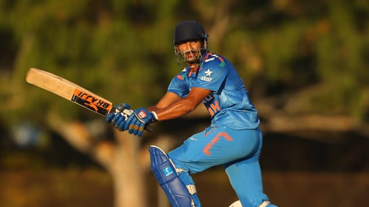 கிரிக்கெட் வீரர்னா பெரிய கொம்பா..? ஊரடங்கை மீறி வெளியே சுற்றிய கிரிக்கெட் வீரரை மடக்கி அபராதம் விதித்த போலீஸ் கிரிக்கெட் வீரர்னா பெரிய கொம்பா..? ஊரடங்கை மீறி வெளியே சுற்றிய கிரிக்கெட் வீரரை மடக்கி அபராதம் விதித்த போலீஸ்