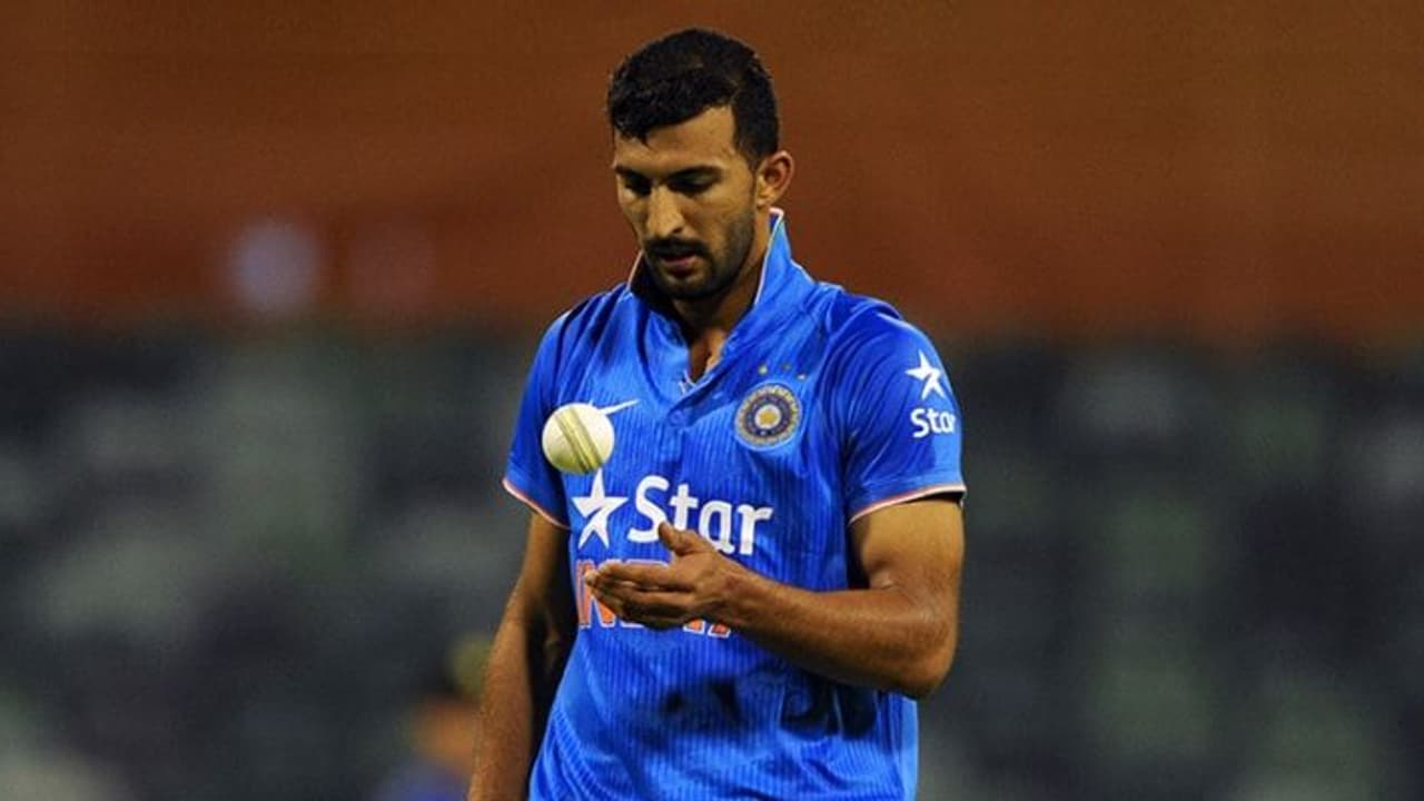 SAvIND : ഋഷി ധവാന്റെ റെക്കോര്ഡുകള് സംസാരിക്കും; ദക്ഷിണാഫ്രിക്കയിലേക്കുള്ള ടീമില് നിന്ന് തഴയാനാവില്ല SAvIND : ഋഷി ധവാന്റെ റെക്കോര്ഡുകള് സംസാരിക്കും; ദക്ഷിണാഫ്രിക്കയിലേക്കുള്ള ടീമില് നിന്ന് തഴയാനാവില്ല