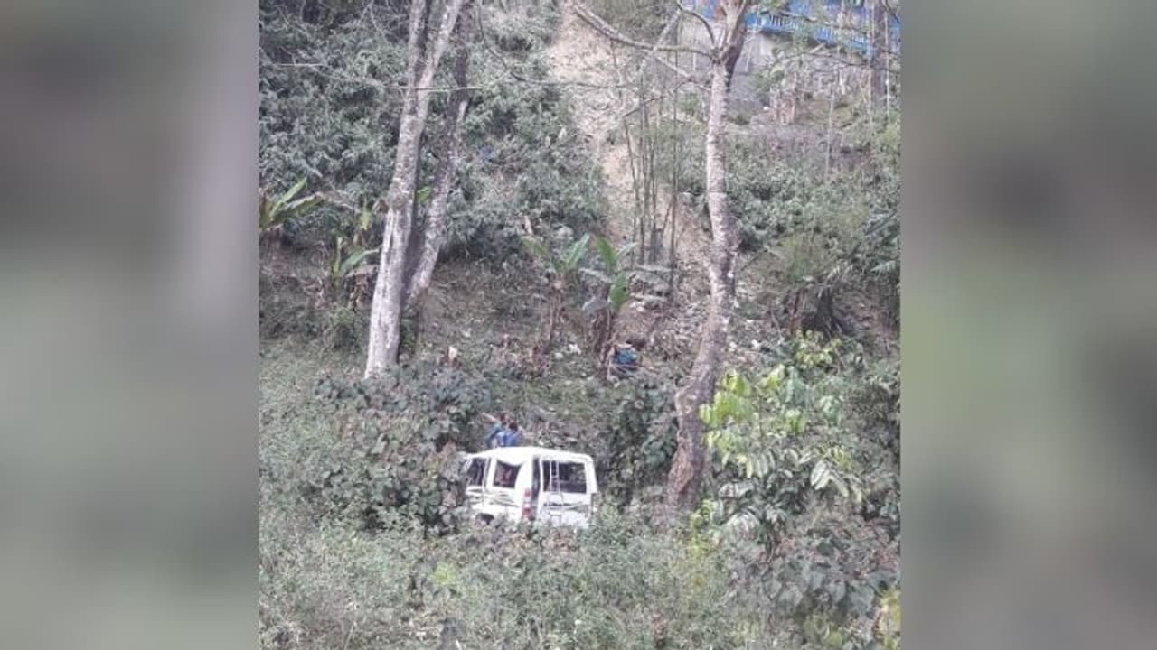 সিকিমে বেড়াতে গিয়ে দুর্ঘটনার কবলে পর্যটকরা, ৫ জনের মৃত্যু সিকিমে বেড়াতে গিয়ে দুর্ঘটনার কবলে পর্যটকরা, ৫ জনের মৃত্যু