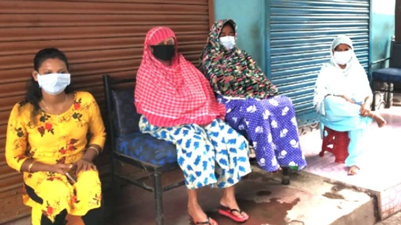 মুখে মাস্ক থাকলে ঘনিষ্ঠ হতে বাধা নেই, আজব চিত্র কুলটির যৌনপল্লীতে মুখে মাস্ক থাকলে ঘনিষ্ঠ হতে বাধা নেই, আজব চিত্র কুলটির যৌনপল্লীতে