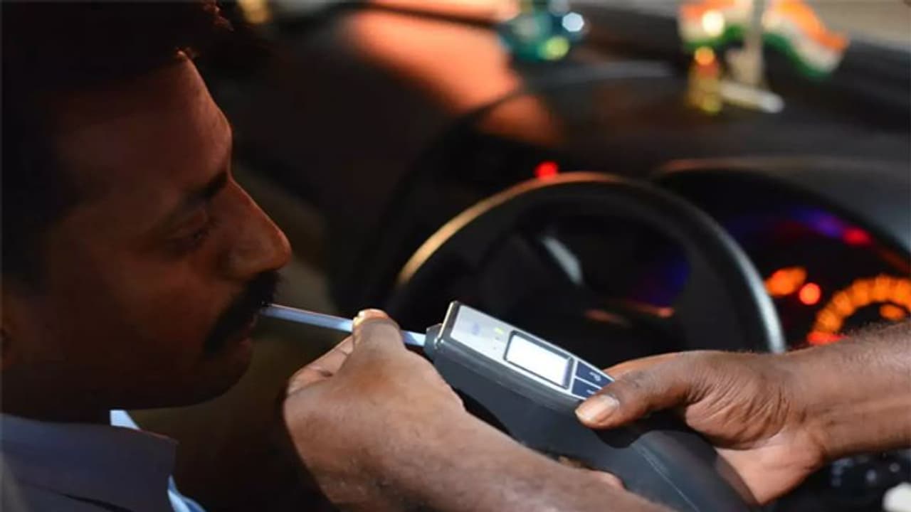 న్యూ ఇయర్ సెలెబ్రేషన్స్: డ్రింక్ అండ్ డ్రైవింగ్ తనిఖీల కోసం 18,000 మంది ఢిల్లీ పోలీసులు న్యూ ఇయర్ సెలెబ్రేషన్స్: డ్రింక్ అండ్ డ్రైవింగ్ తనిఖీల కోసం 18,000 మంది ఢిల్లీ పోలీసులు