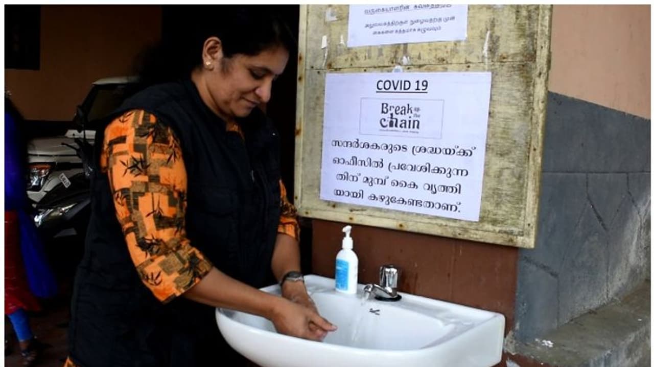 'ചങ്ങല മുറിക്കാന്' സര്ക്കാര് ഓഫീസുകളും; 'ബ്രേക്ക് ദ ചെയിനി'ല് പങ്കാളികളായി ജീവനക്കാര് 'ചങ്ങല മുറിക്കാന്' സര്ക്കാര് ഓഫീസുകളും; 'ബ്രേക്ക് ദ ചെയിനി'ല് പങ്കാളികളായി ജീവനക്കാര്