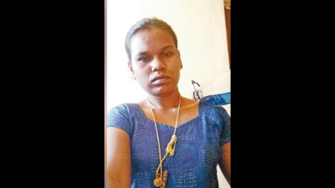 மனைவி தற்கொலையை வாட்ஸ் அப்பில் லைவ்வாக கணவருக்கு அனுப்பிய மனைவி.!! புருசனை பொளந்து கட்டிய உறவினர்கள்.!!