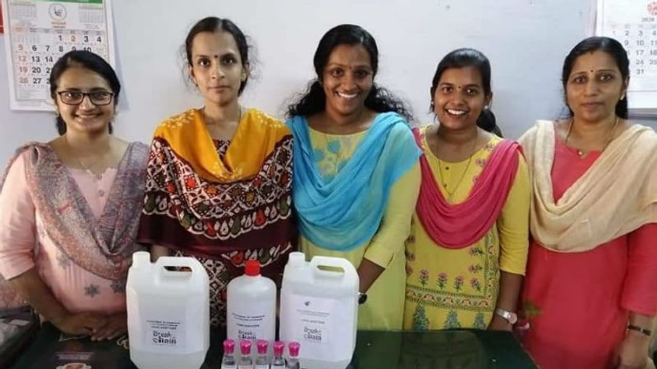 ഇത് കൊറോണക്കാലത്തെ കരുത്ത്; കടയില് വില കൂട്ടിയപ്പോള് സ്വന്തമായി സാനിറ്റൈസര് നിര്മ്മിച്ച് അധ്യാപകര് ഇത് കൊറോണക്കാലത്തെ കരുത്ത്; കടയില് വില കൂട്ടിയപ്പോള് സ്വന്തമായി സാനിറ്റൈസര് നിര്മ്മിച്ച് അധ്യാപകര്