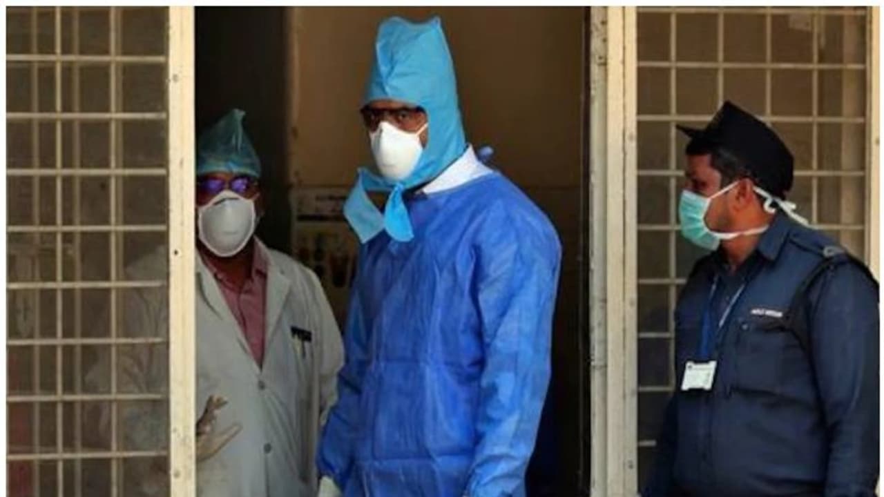 കാളികാവിൽ വിദേശത്തു നിന്നെത്തിയ 92 പേർ നിരീക്ഷണത്തില്; മലപ്പുറത്ത് മൂന്ന് സ്വകാര്യ ക്ലിനിക്കുകൾ പൂട്ടി കാളികാവിൽ വിദേശത്തു നിന്നെത്തിയ 92 പേർ നിരീക്ഷണത്തില്; മലപ്പുറത്ത് മൂന്ന് സ്വകാര്യ ക്ലിനിക്കുകൾ പൂട്ടി