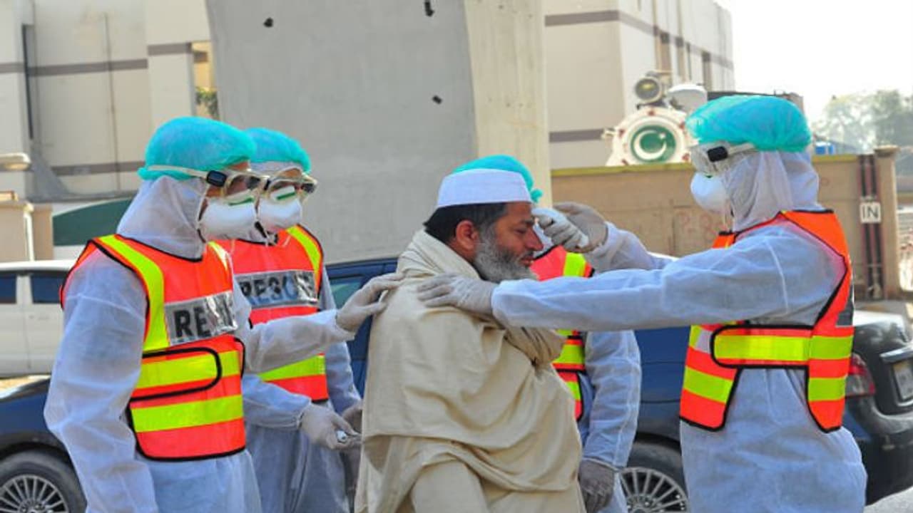 পরীক্ষার ত্রুটির মাশুল গুনছে ইমরানের দেশ, একলাফে করোনা আক্রান্তের সংখ্যা বেড়ে ২৩৭ পরীক্ষার ত্রুটির মাশুল গুনছে ইমরানের দেশ, একলাফে করোনা আক্রান্তের সংখ্যা বেড়ে ২৩৭