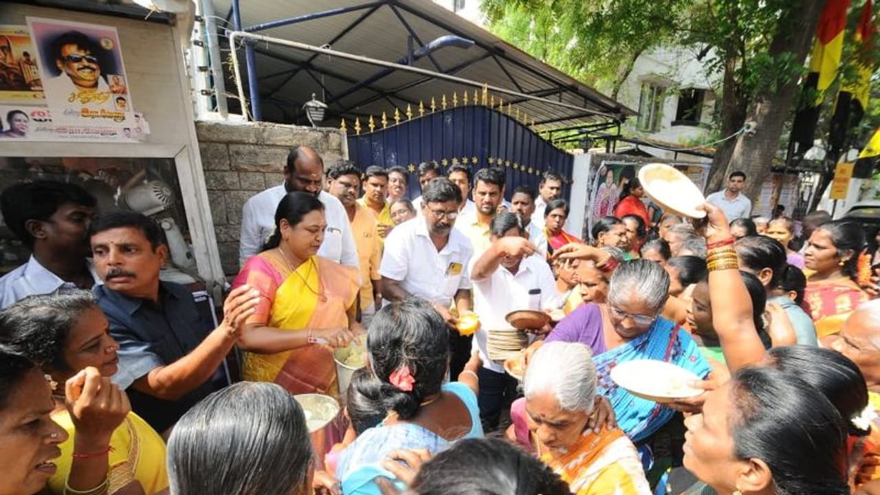 தேமுதிகவினர் 200 பேர் மீது வழக்கு... அதிமுக மீது கடும் கோபத்தில் பிரேமலதா..! தேமுதிகவினர் 200 பேர் மீது வழக்கு... அதிமுக மீது கடும் கோபத்தில் பிரேமலதா..!