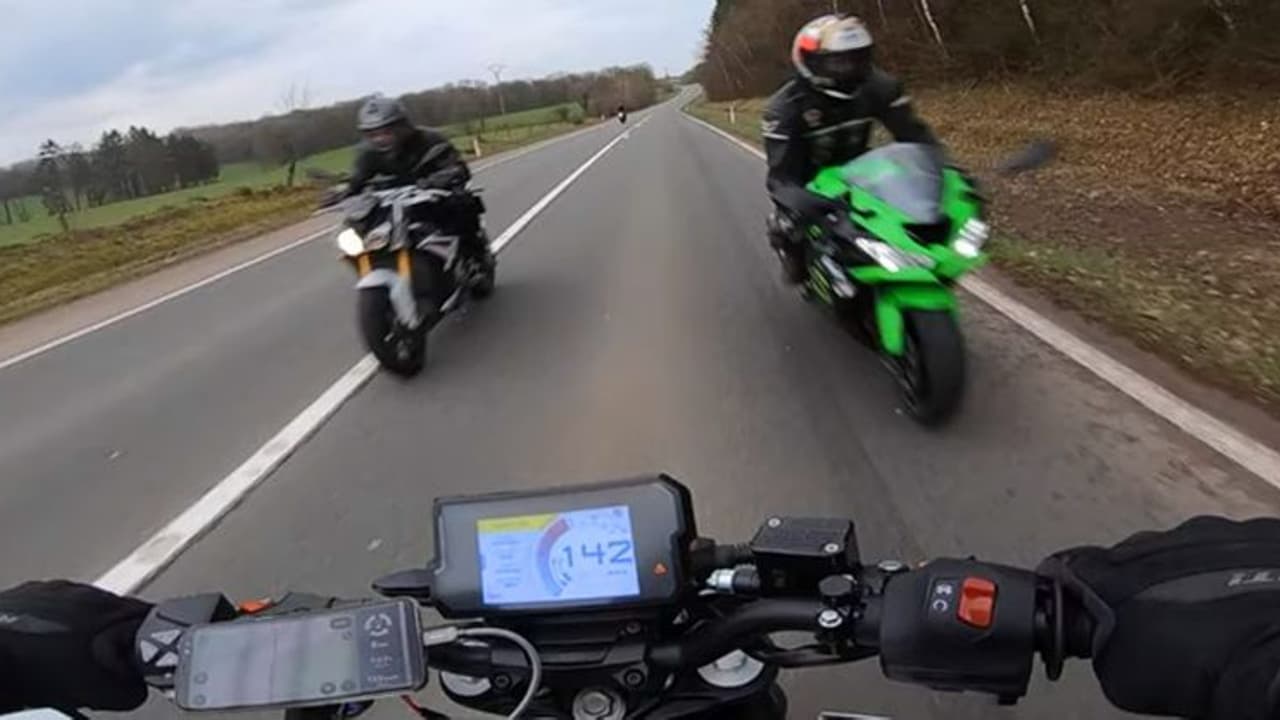 ഇഞ്ചോടിഞ്ചിനൊരു രക്ഷപ്പെടല്, ഞെട്ടിക്കും വീഡിയോ ഇഞ്ചോടിഞ്ചിനൊരു രക്ഷപ്പെടല്, ഞെട്ടിക്കും വീഡിയോ