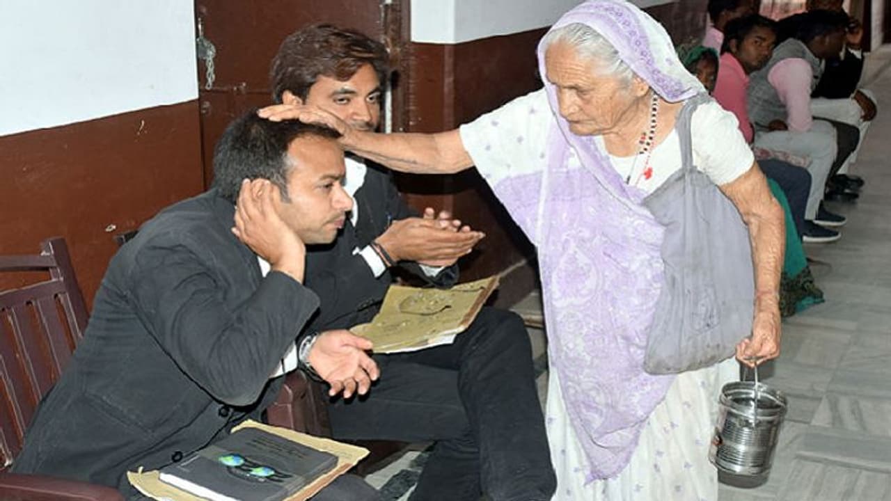 गंगा जल बांटकर यह मां कर रही अपराधी बेटे के पापों का प्रायश्चित, 15 साल पहले STF ने किया था एनकाउंटर गंगा जल बांटकर यह मां कर रही अपराधी बेटे के पापों का प्रायश्चित, 15 साल पहले STF ने किया था एनकाउंटर