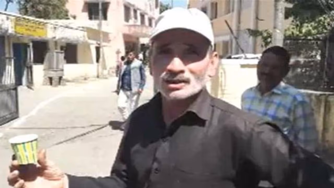 10 रूपए की लेमन टी से दूर भागेगा कोरोना वायरस, चाय बेंचने वाले शख्स के दावे से लोग हैरान 10 रूपए की लेमन टी से दूर भागेगा कोरोना वायरस, चाय बेंचने वाले शख्स के दावे से लोग हैरान