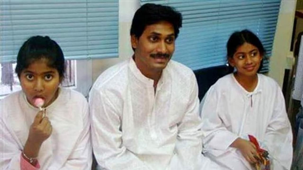 లండన్ నుంచి కూతుర్లు వెనక్కి: జగన్ పారాసిటమాల్ వ్యాఖ్యలపై సెటైర్లు లండన్ నుంచి కూతుర్లు వెనక్కి: జగన్ పారాసిటమాల్ వ్యాఖ్యలపై సెటైర్లు