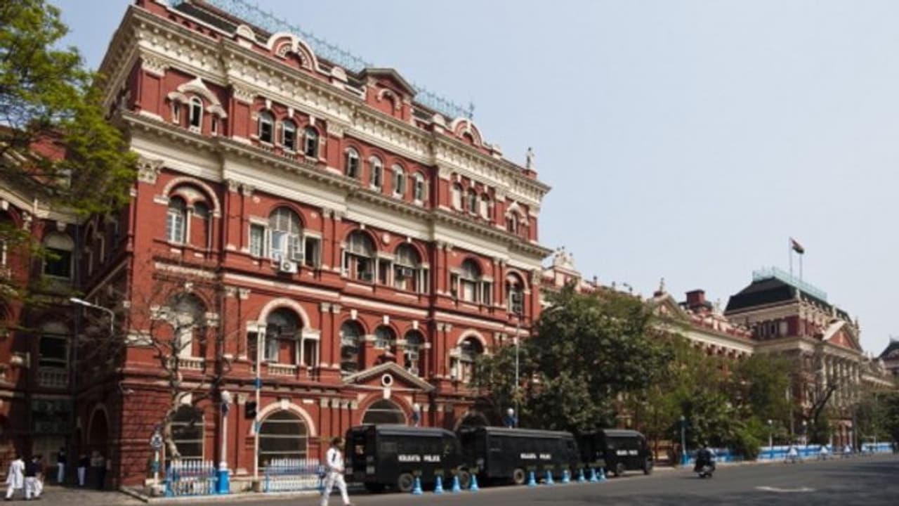 করোনায় আক্রান্ত আমলার ছেলে, রাইটার্সে সিল করা হল তাঁর ঘর করোনায় আক্রান্ত আমলার ছেলে, রাইটার্সে সিল করা হল তাঁর ঘর