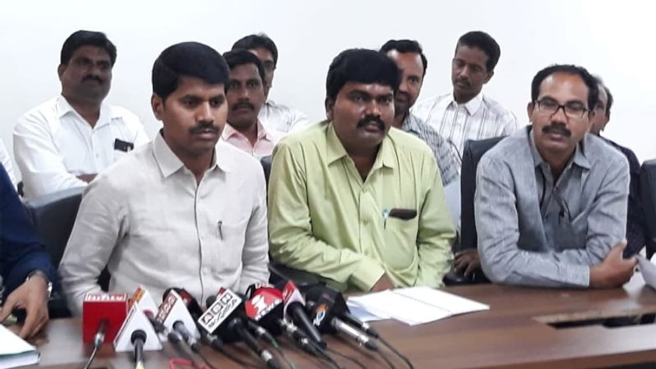 విశాఖకు వెళ్లడానికి సిద్దంగా వుండాలి...సెక్రటేరియట్ ఉద్యోగసంఘం కీలక నిర్ణయం విశాఖకు వెళ్లడానికి సిద్దంగా వుండాలి...సెక్రటేరియట్ ఉద్యోగసంఘం కీలక నిర్ణయం