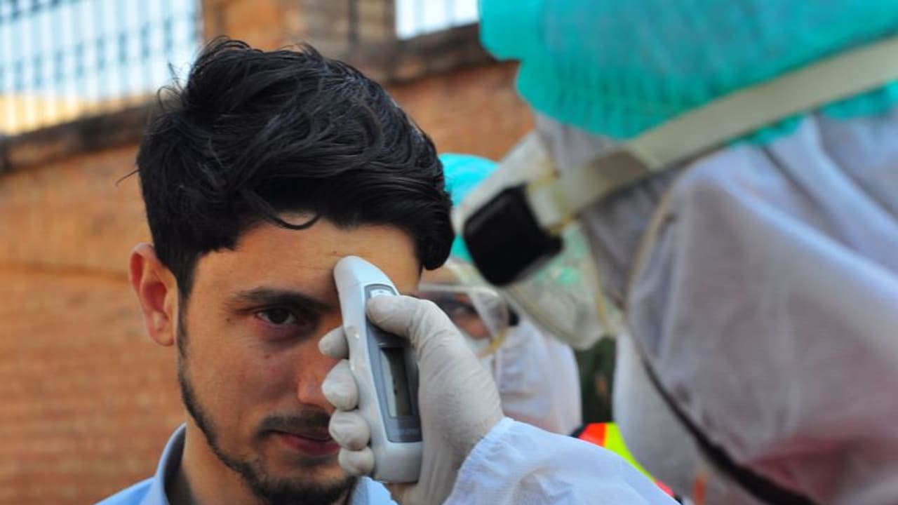 করোনা ভয়ে কাঁপছে বাঙুর হাসপাতাল, বেলেঘাটা আইডিতে ভরতি আক্রান্তের চিকিৎসক করোনা ভয়ে কাঁপছে বাঙুর হাসপাতাল, বেলেঘাটা আইডিতে ভরতি আক্রান্তের চিকিৎসক