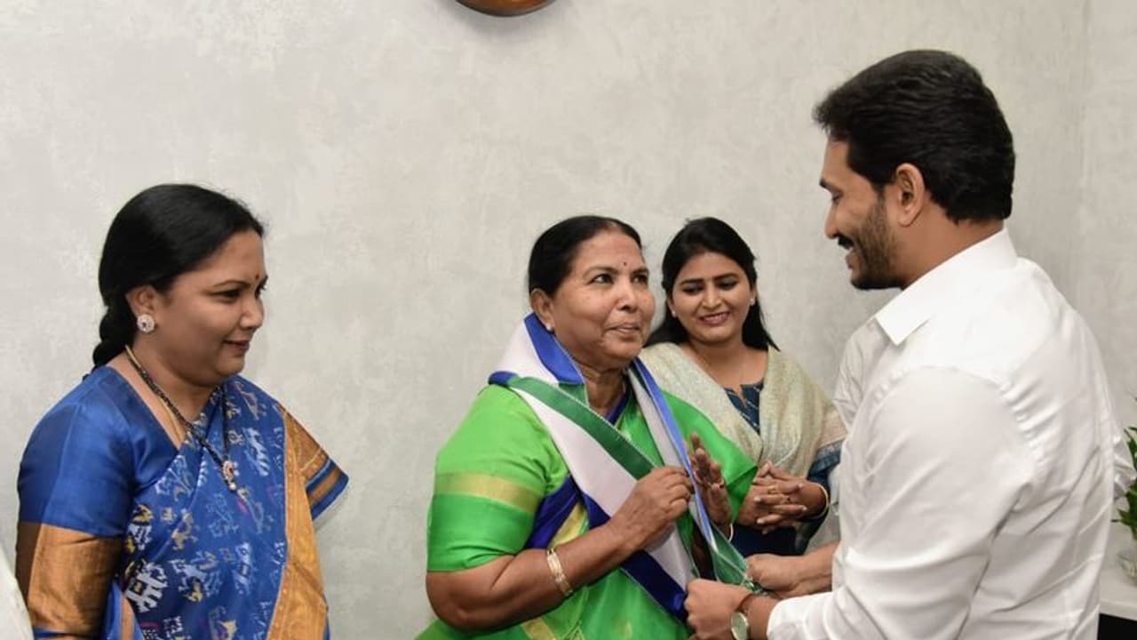 అనుభవం లేని ఆధిపత్య పోరు: నారా లోకేష్ పై శమంతకమణి సంచలన వ్యాఖ్య అనుభవం లేని ఆధిపత్య పోరు: నారా లోకేష్ పై శమంతకమణి సంచలన వ్యాఖ్య