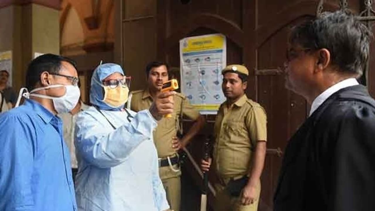 सुप्रीम कोर्ट ने कहा, आप हथियार बना सकते हैं, लेकिन करोना से नहीं लड़ सकते, यही इंसान की हैसियत सुप्रीम कोर्ट ने कहा, आप हथियार बना सकते हैं, लेकिन करोना से नहीं लड़ सकते, यही इंसान की हैसियत