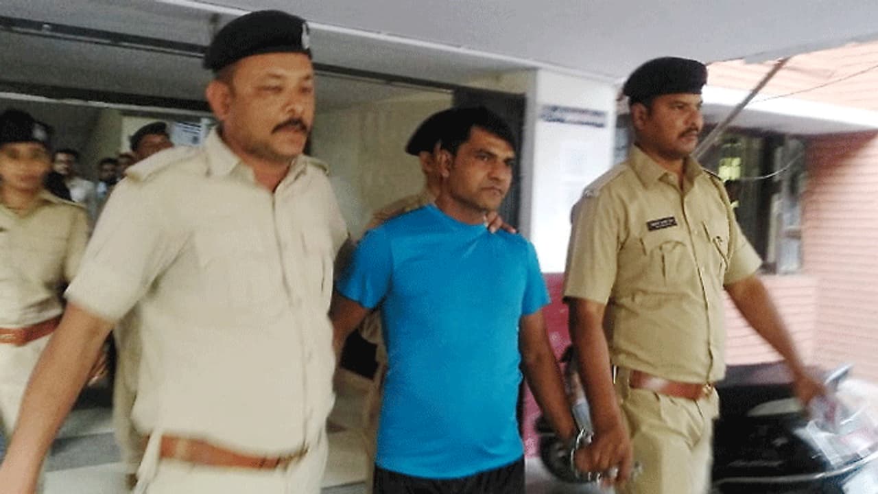 निर्भया के दोषियों से ज्यादा खतरनाक है ये दरिंदा, जुर्म जान हो जाएंगे हैरान, जज ने देखते ही दी फांसी निर्भया के दोषियों से ज्यादा खतरनाक है ये दरिंदा, जुर्म जान हो जाएंगे हैरान, जज ने देखते ही दी फांसी