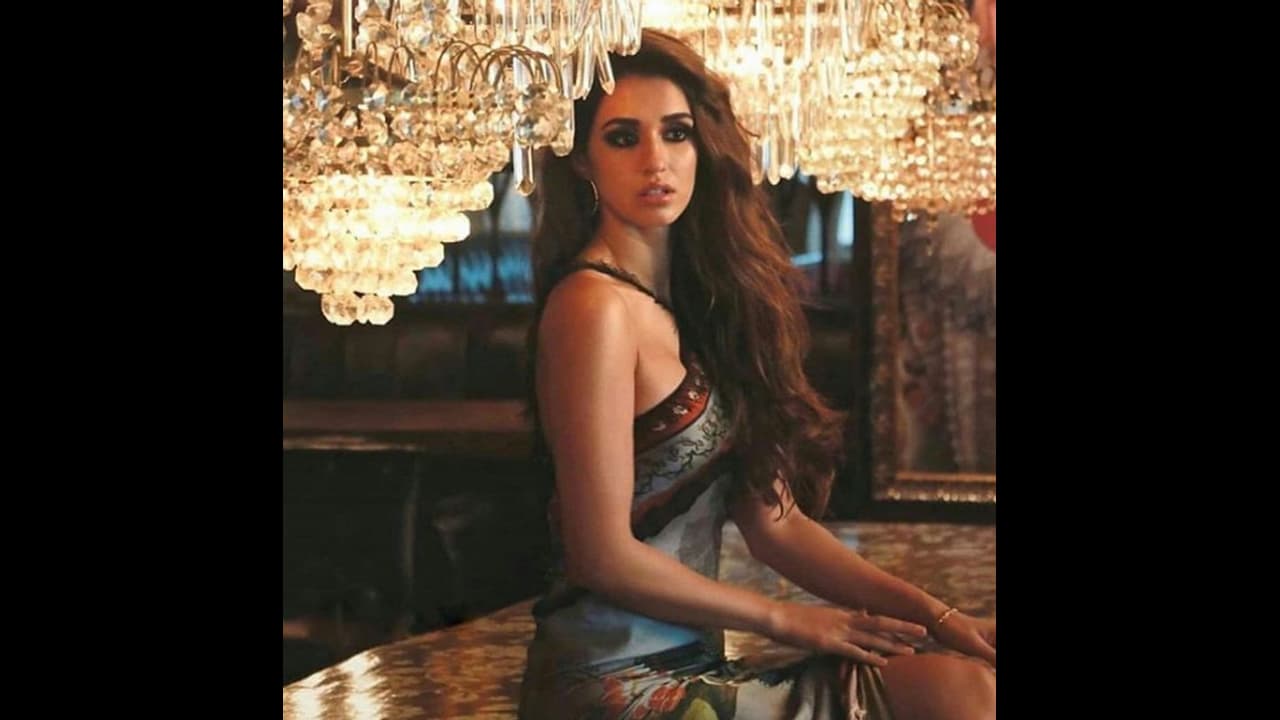 করোনার কোপে বন্ধ পার্লার, বাড়িতেই সুন্দর লুক পাওয়ার টিপস দিলেন দিশা করোনার কোপে বন্ধ পার্লার, বাড়িতেই সুন্দর লুক পাওয়ার টিপস দিলেন দিশা