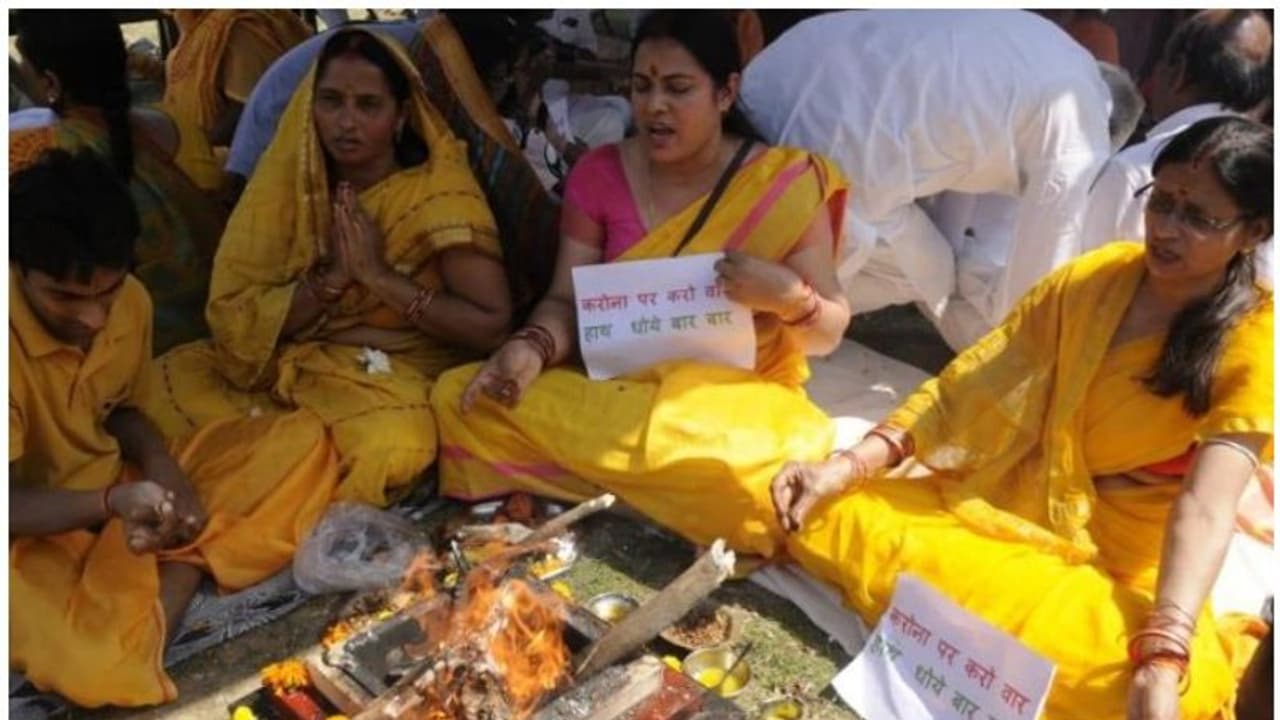 കൊവിഡിനെ തുരത്താന് ഔഷധ യാഗം; പങ്കെടുത്തത് മുന് മന്ത്രിയടക്കമുള്ളവര് കൊവിഡിനെ തുരത്താന് ഔഷധ യാഗം; പങ്കെടുത്തത് മുന് മന്ത്രിയടക്കമുള്ളവര്