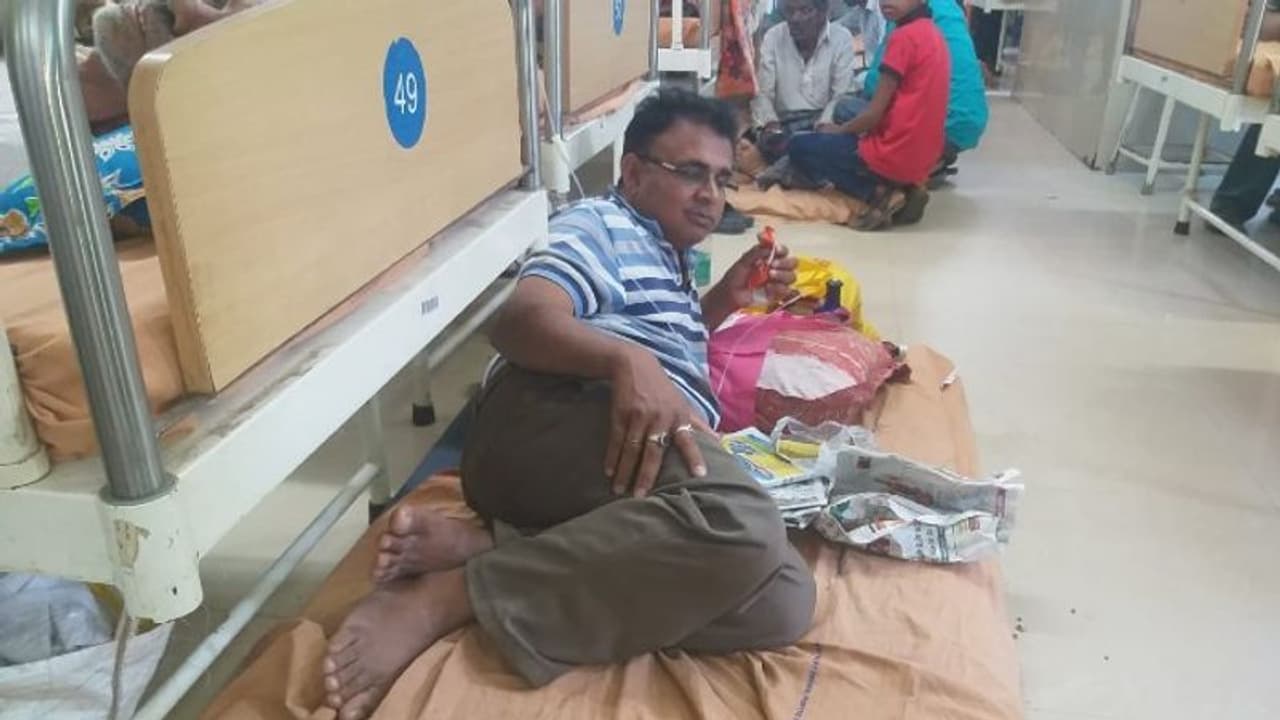 করোনা থেকে বাঁচতে গোমূত্র পান, অসুস্থ হয়ে হাসপাতালে ভর্তি যুবক করোনা থেকে বাঁচতে গোমূত্র পান, অসুস্থ হয়ে হাসপাতালে ভর্তি যুবক