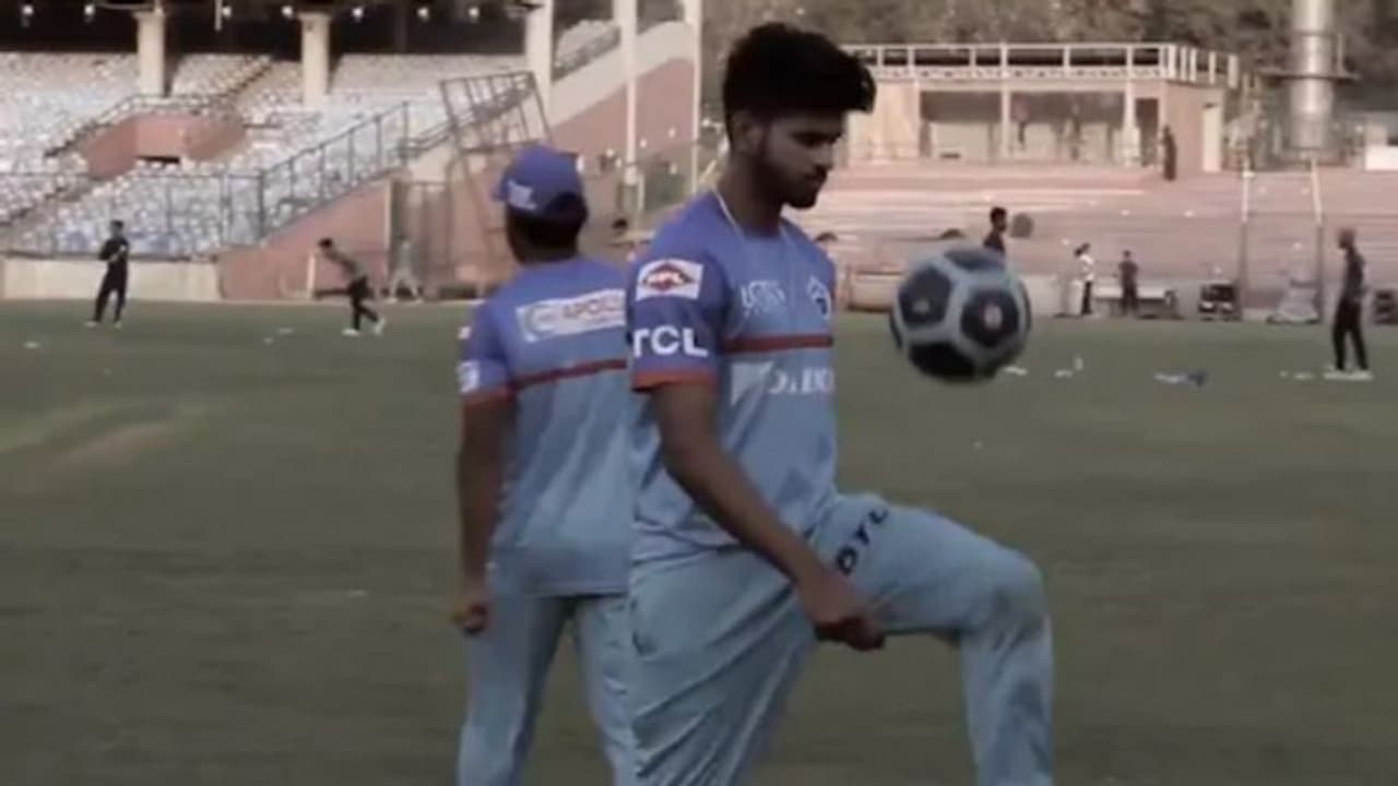 ഓ...ശ്രേയസിന് ഫുട്ബോളും വശമുണ്ടോ!; പന്തടക്കത്തില്‍ ആരാധകരെ അമ്പരപ്പിച്ച് ഡല്‍ഹി ക്യാപ്റ്റന്‍