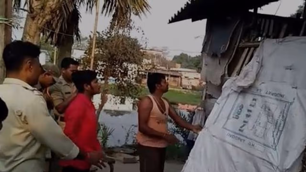 ঘরে তালাবন্ধ স্বামী, উঠানে গলায় দড়ি দিয়ে আত্মঘাতী স্ত্রী ঘরে তালাবন্ধ স্বামী, উঠানে গলায় দড়ি দিয়ে আত্মঘাতী স্ত্রী